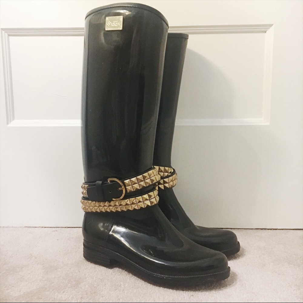 Däv Ashley Belted Rain Boots Removable Gold Chains